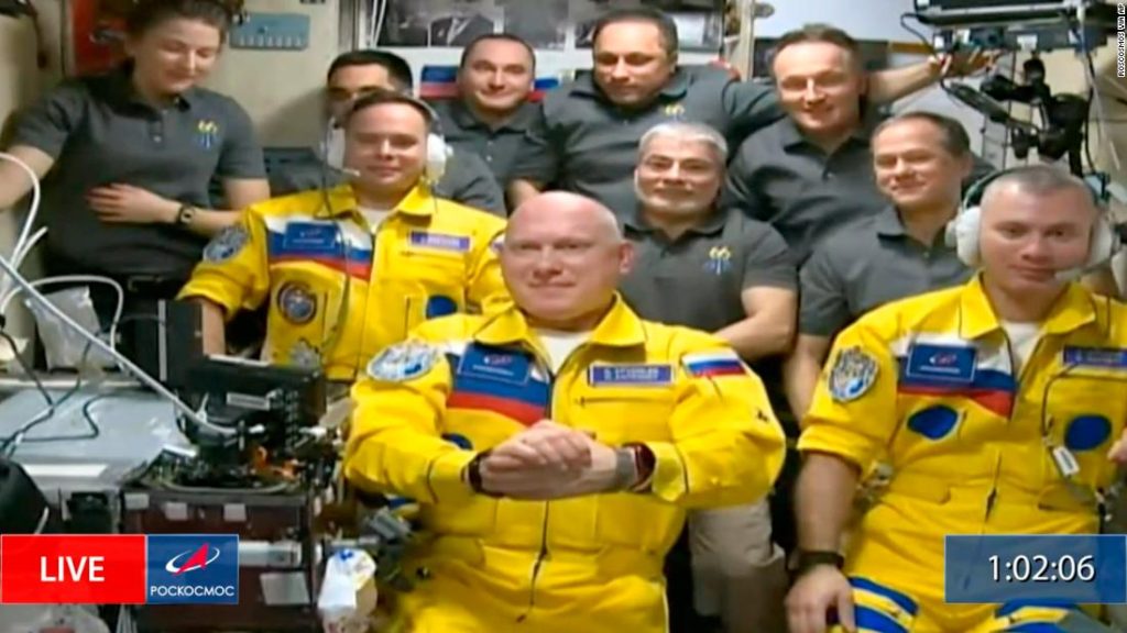Астронавты НАСА говорят, что российские космонавты «шокированы» разногласиями по поводу прибытия на Международную космическую станцию ​​в желтых скафандрах
