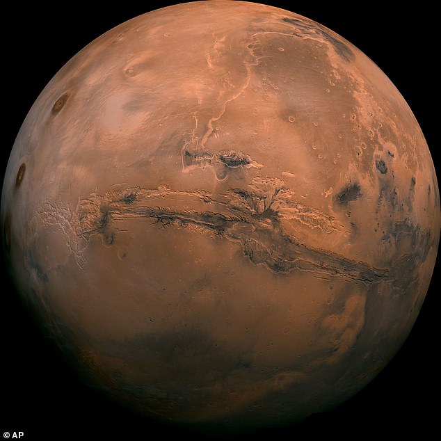 С момента своего прибытия в ноябре 2018 года зонд InSight работал со многими миссиями, которые вращаются вокруг Марса и бродят по поверхности планеты, включая марсоход Curiosity.