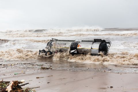 Волны ударили по поврежденному топливному танкеру на пляже Голубой лагуны в Дурбане 12 апреля.