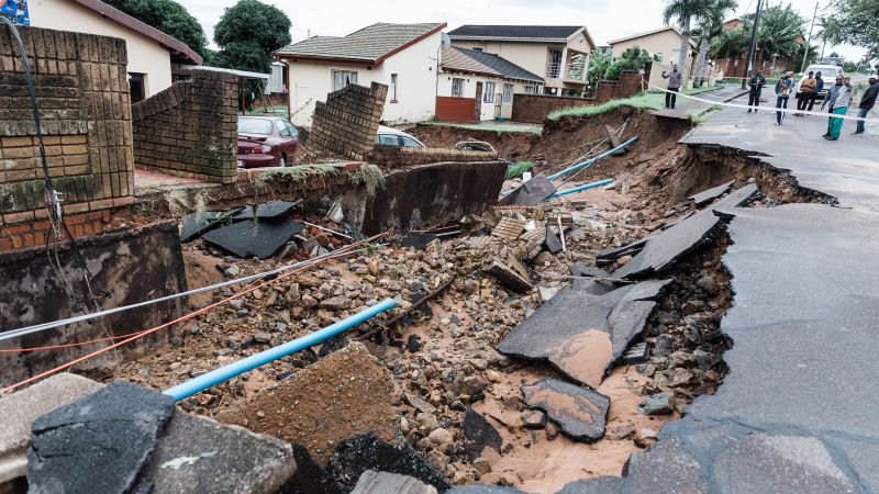 Наводнение в Южной Африке: более 300 человек погибли в результате наводнения, смывшего дороги и разрушившего дома в Южной Африке