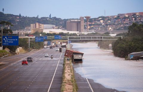 Часть автомагистрали N2 в Дурбане была затоплена 12 апреля.