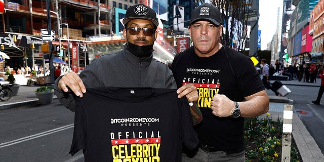 Промоутер Дэймон Фельдман позирует с Кенни Роком во время подписания официального контракта на боксерский поединок знаменитостей 12 апреля 2022 года в Нью-Йорке.