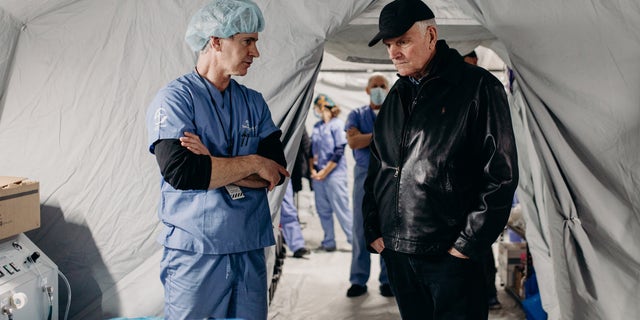 Франклин Грэм (справа) появляется в апреле 2022 года в одной из медицинских клиник, которые его организация открыла в Украине во время русско-украинской войны. 