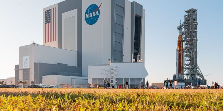 НАСА отказывается от своей массивной ракеты после неудачного завершения теста обратного отсчета