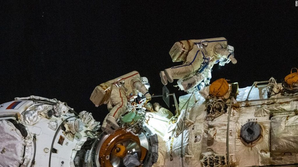 Россияне выходят в открытый космос, чтобы активировать робота-манипулятора