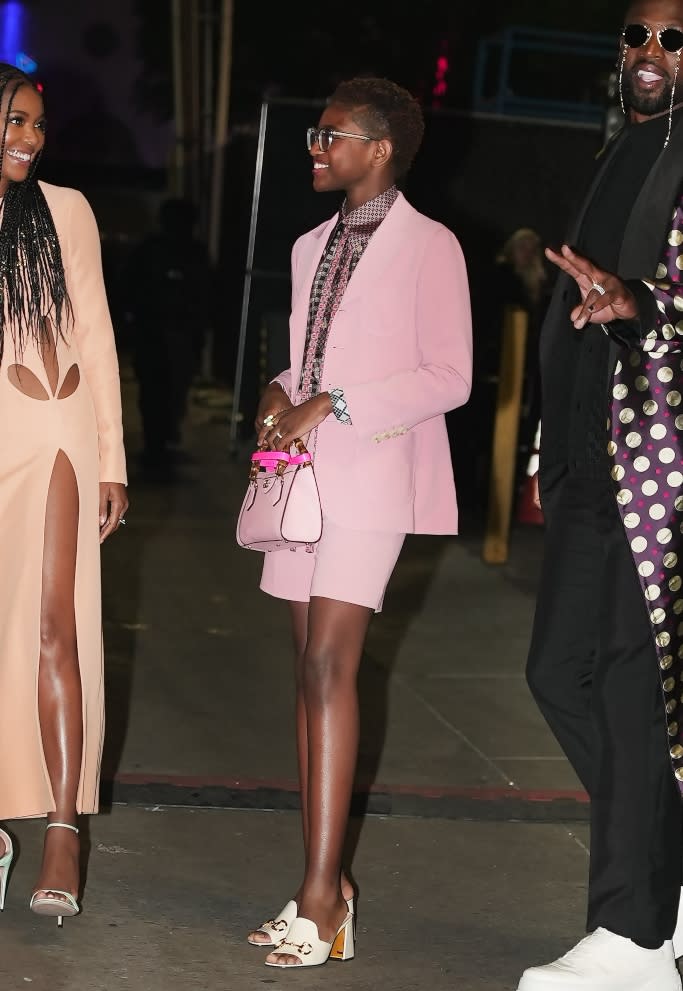 Зая Уэйд надела розовый костюм и туфли без задника цвета слоновой кости от Gucci на показе Gucci Love Parade в ноябре.  - Кредит: Всплеск