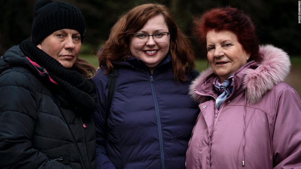 Семья украинско-американской женщины была вынуждена бежать в Россию.  Она переправила их в Польшу.