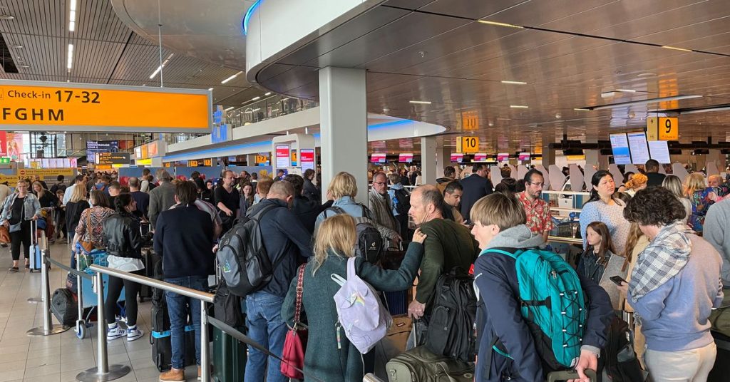 Забастовка вызвала хаос в аэропорту Амстердама, когда начались каникулы