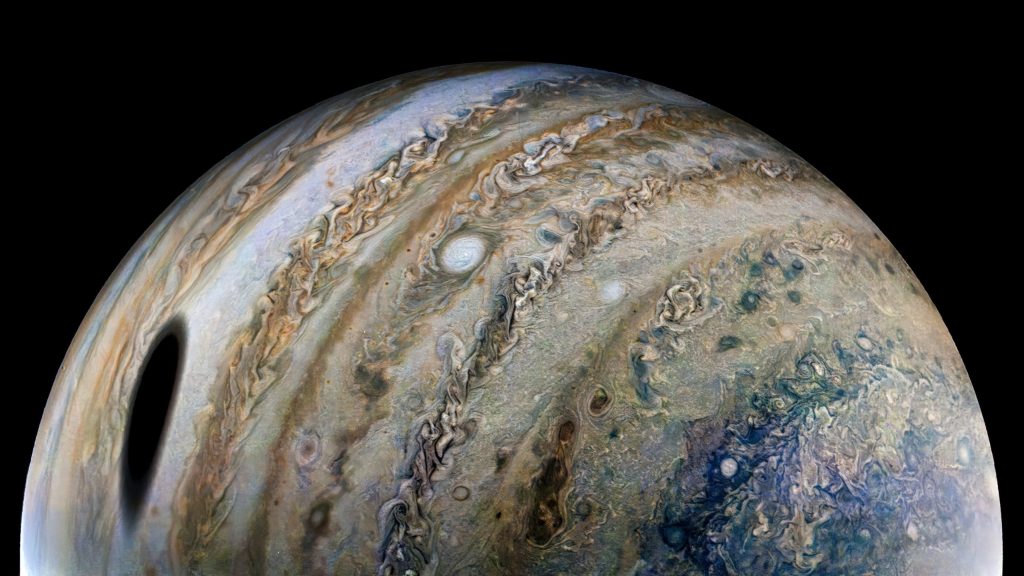 Ганимед отбрасывает массивную тень на Юпитер на потрясающем новом изображении с космического корабля НАСА «Юнона».