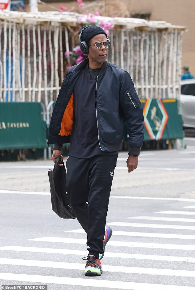 Много мыслей у него на уме: 57-летний Рок выглядел задумчивым, когда в воскресенье проезжал по Манхэттену в Нью-Йорке.