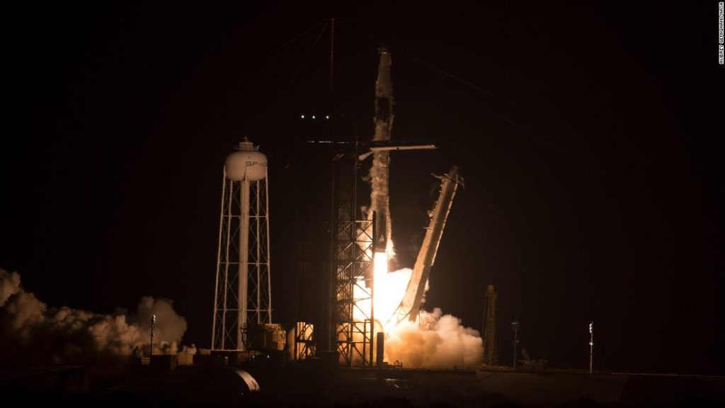 SpaceX запускает еще одну историческую миссию астронавтов