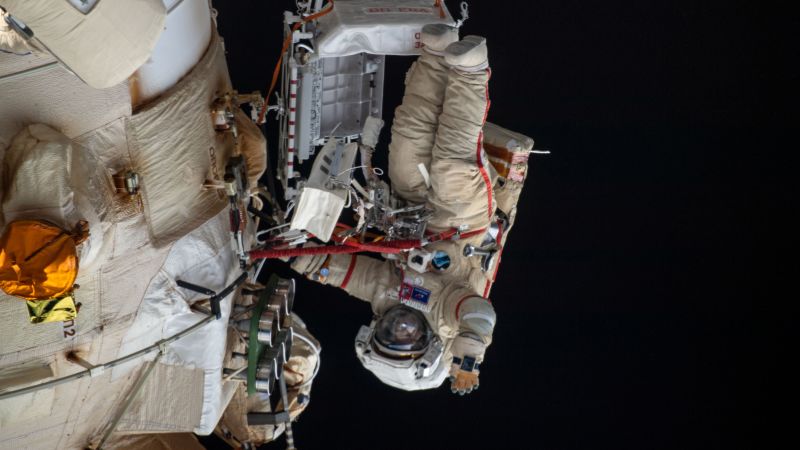 Российские космонавты «согнут» роботизированную руку космической станции