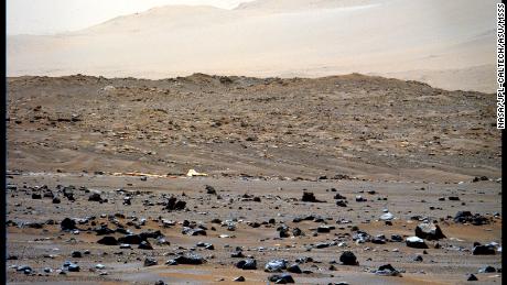Настойчивость Это фото фонаря марсохода вдалеке было сделано 6 апреля. 