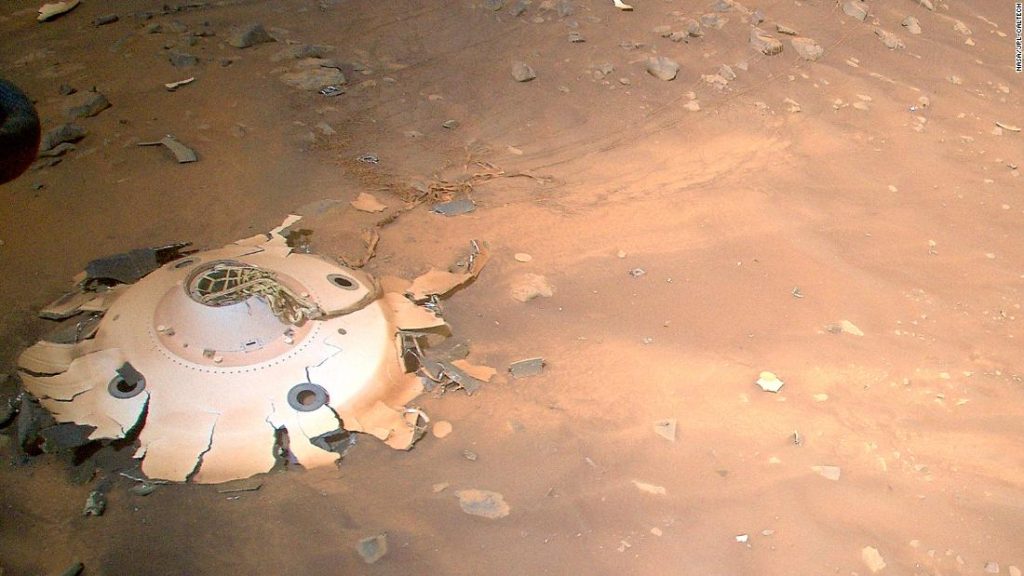 Гениальный вертолет фотографирует поле обломков на Марсе