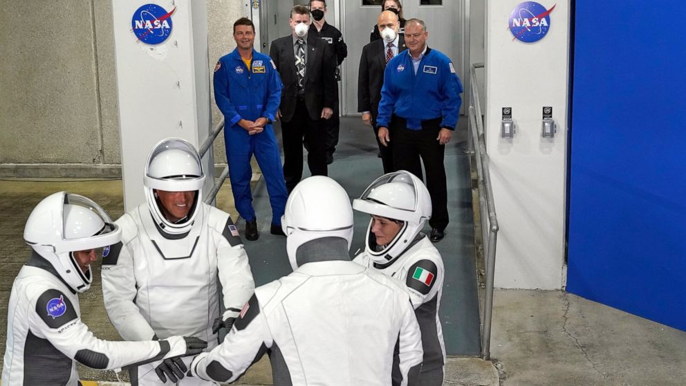 SpaceX запустила 4 астронавтов НАСА после частного полета