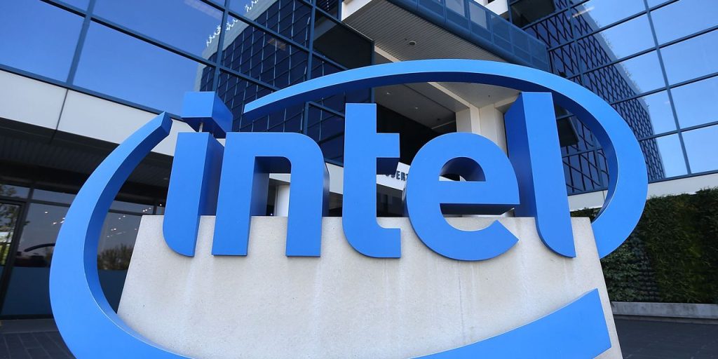 Акции Intel падают, поскольку производитель чипов удваивает ожидания, несмотря на встречный ветер