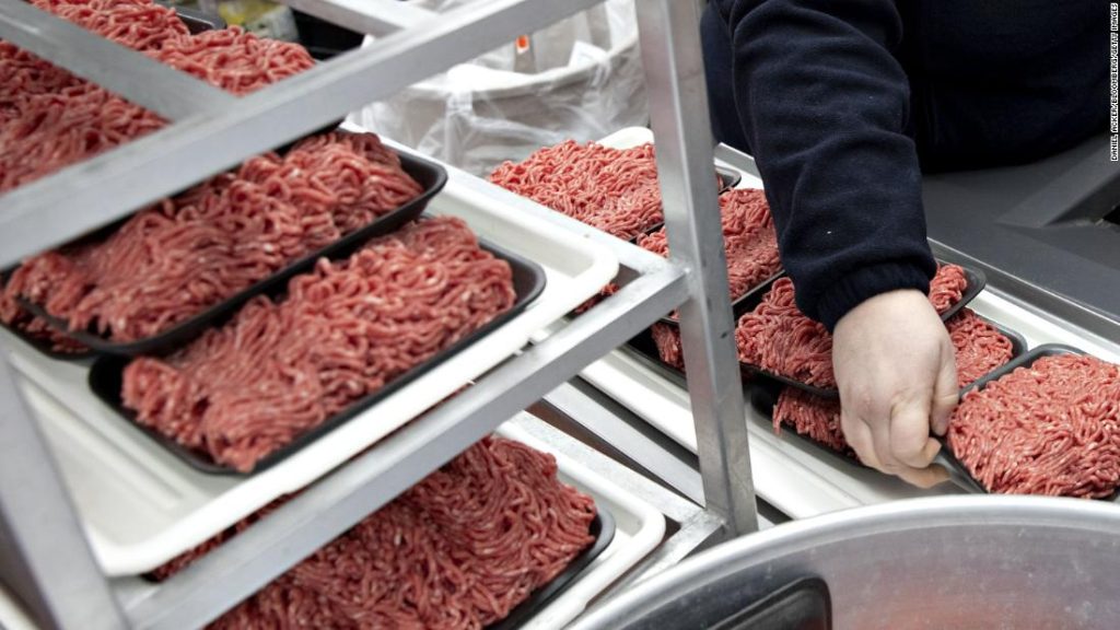 Более 120 000 фунтов продуктов из говяжьего фарша были отозваны из-за проблем с заражением кишечной палочкой.