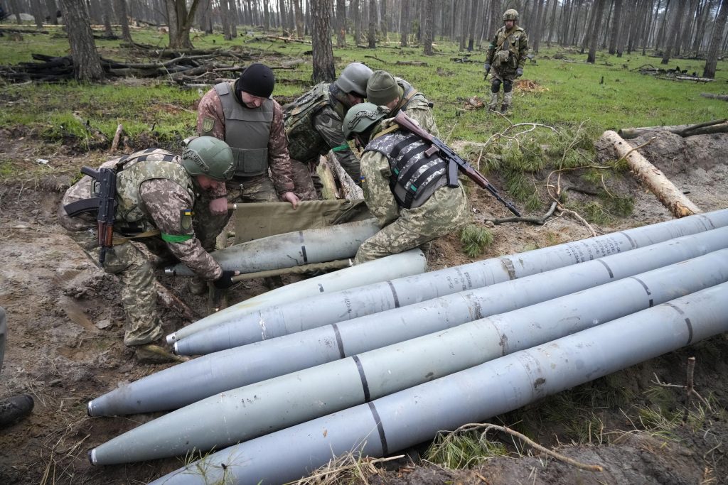 Большинство в США опасаются дезинформации о войне на Украине: опрос AP-NORC