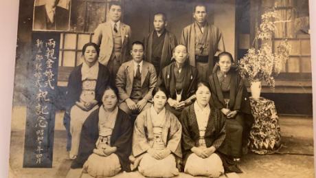 На фотографии Кен Танака, 32 года, 1935 год, в середине первого ряда.