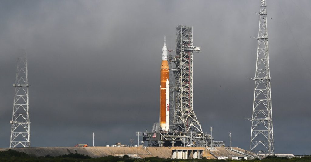 НАСА переместит свою лунную ракету со стартовой площадки для ремонта