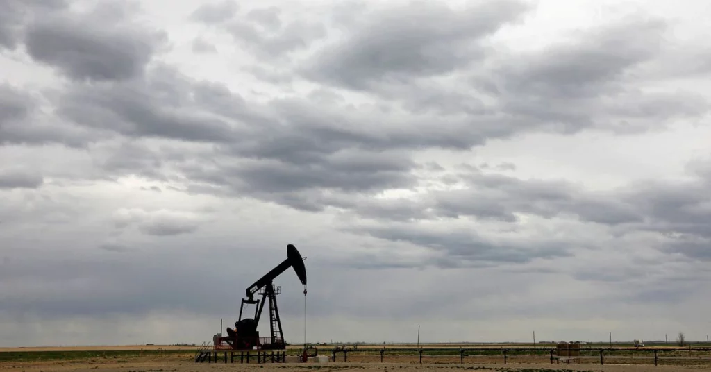 Нефть падает из-за высвобождения стратегических запасов и закрытия Китая