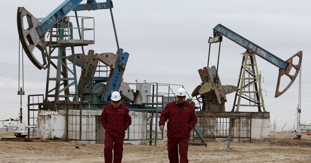 Нефть поднимается выше 105 долларов, так как опасения по поводу предложения сохраняются