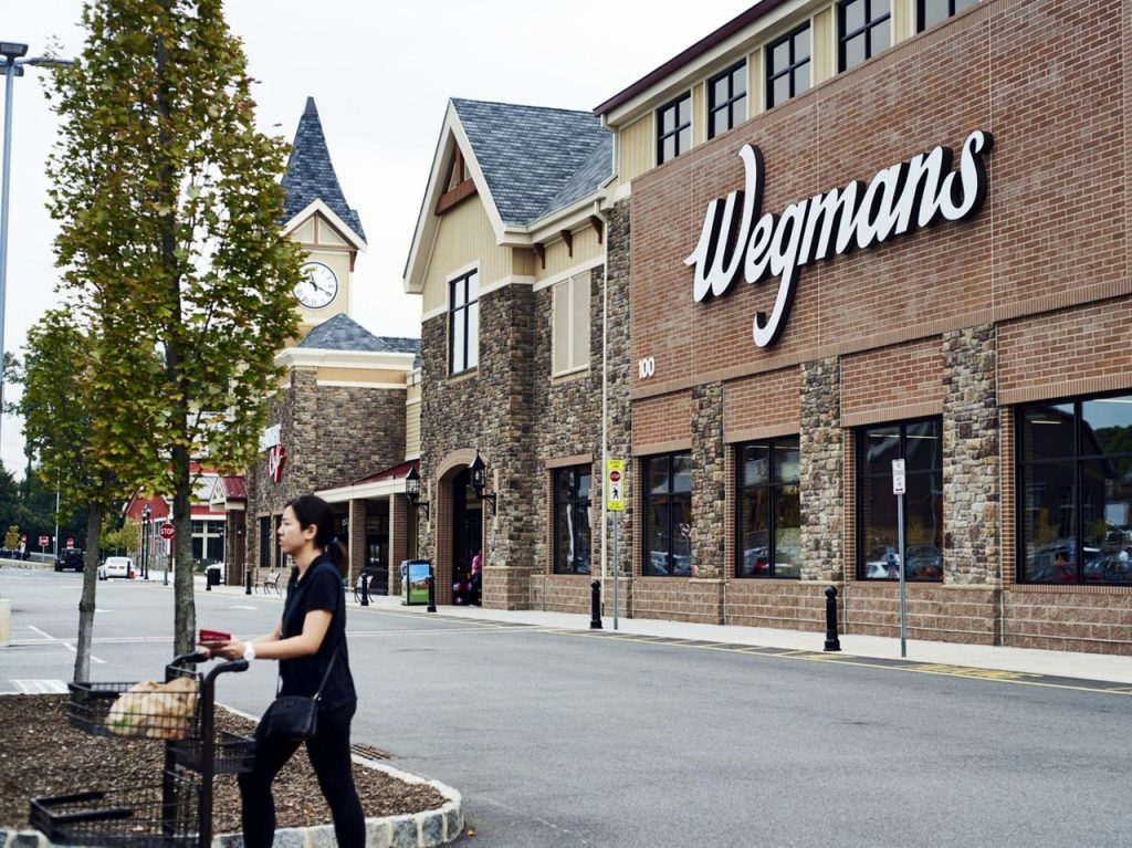По словам высококлассного бакалейщика, Wegmans планирует открыть первый магазин на Лонг-Айленде.
