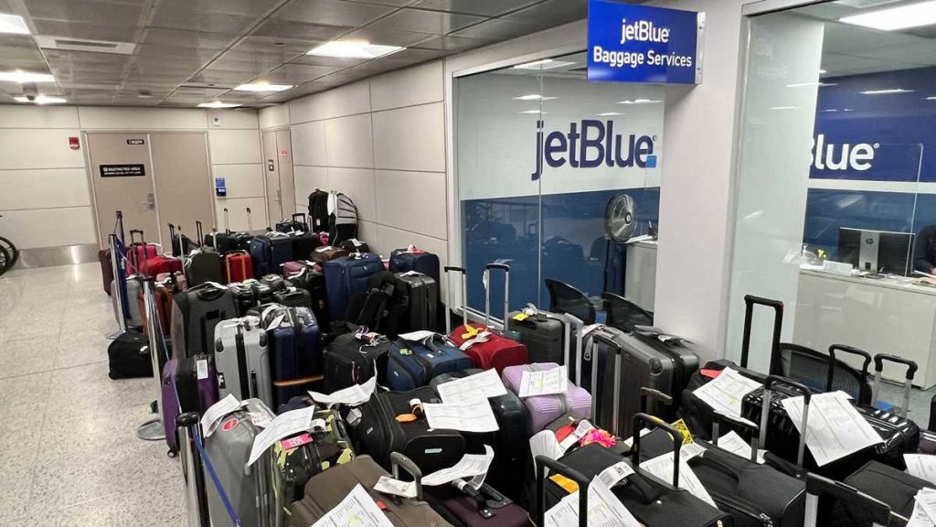 Проблемы с поездками для клиентов JetBlue продолжаются в Бостоне по всей территории США.