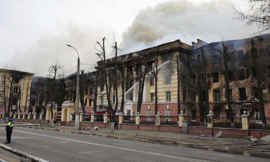 Пожарные опускают шланг в горящее здание Центрального научно-исследовательского института войск ПВО в Твери.
