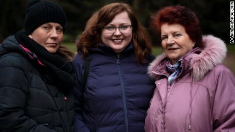 Мила Турчин (в центре) наконец воссоединилась со своей матерью Любой (справа) и сестрой Витой (слева) в Польше после мучительного путешествия.