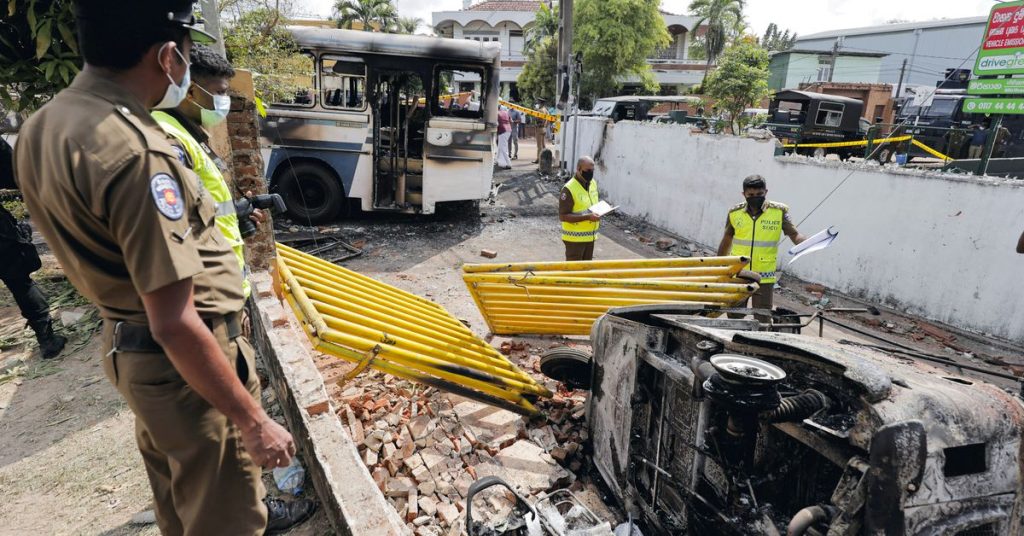 Шри-Ланка вводит комендантский час после объявления президентом чрезвычайного положения