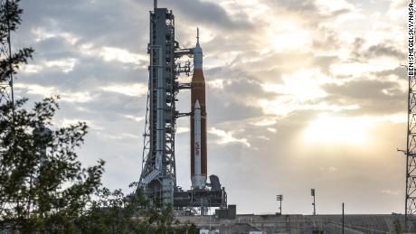 НАСА ставит лунную ракету Artemis на критические этапы перед запуском
