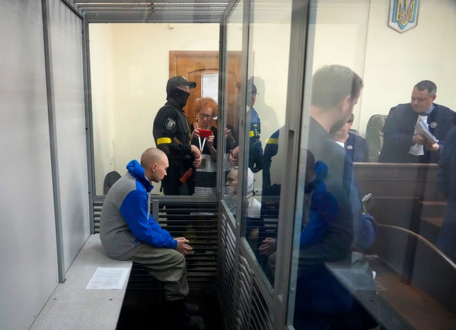 21-летний сержант российской армии Вадим Шишмарин за стеклом во время судебного заседания в Киеве, Украина, в пятницу, 13 мая 2022 года. В пятницу начался судебный процесс над российским солдатом, обвиняемым в убийстве украинского гражданского лица. Нашествие Москвы на своего соседа.