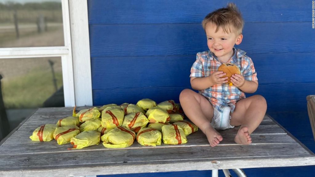 Мама из Техаса оставила свой телефон незаблокированным.  Затем ее двухлетний сын заказал 31 чизбургер.