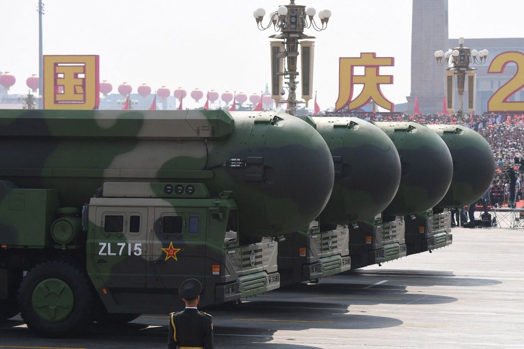 Межконтинентальные баллистические ракеты с ядерными боеголовками из Китая во время военного парада на площади Тяньаньмэнь в Пекине в 2019 году. 