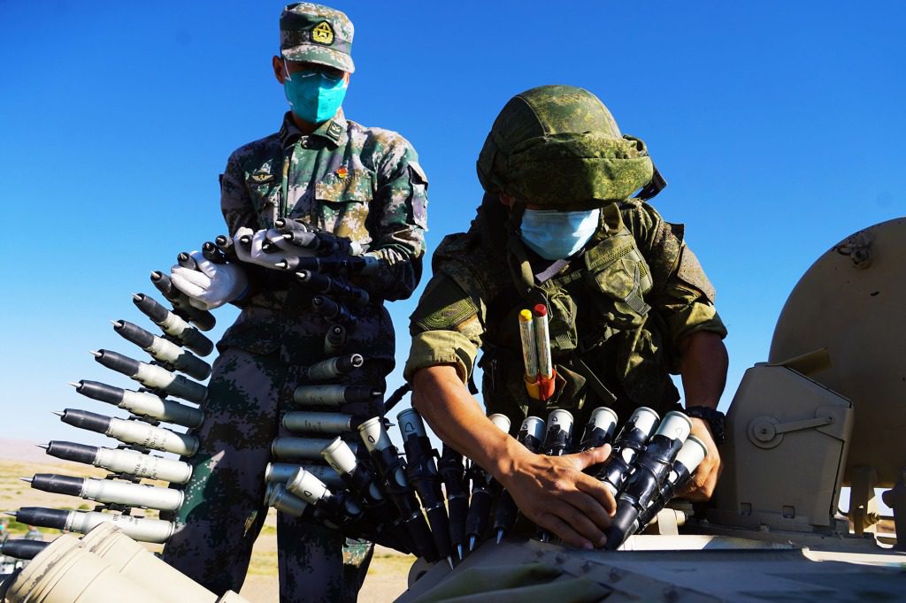 Военнослужащие готовят технику к совместным учениям китайской и российской армий.