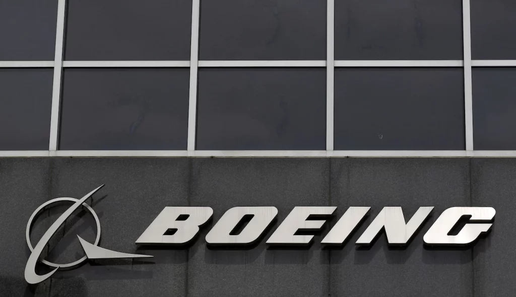 Boeing переносит свою штаб-квартиру из Чикаго в Арлингтон, штат Вирджиния.