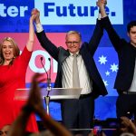 Австралия вытесняет консерваторов через девять лет, и Олбани становится премьер-министром.