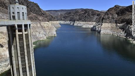 Уровень воды в озере Мид, который ниже ожидаемого, может упасть еще на 12 футов при падении.