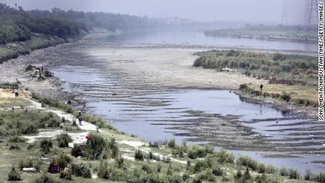 Река Ямуна 1 мая в Нью-Дели, Индия. 