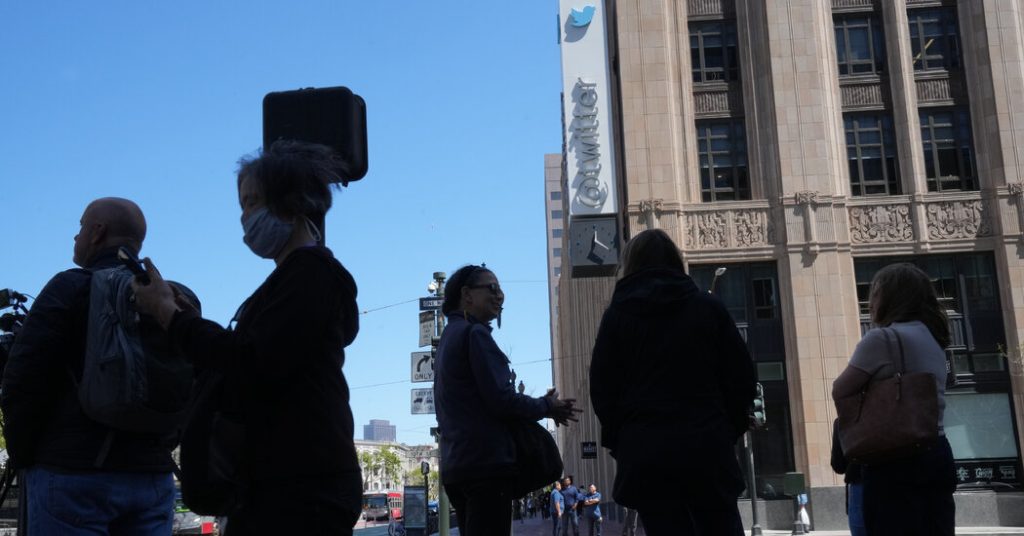 Два лидера Twitter покидают компанию после сделки с Маском