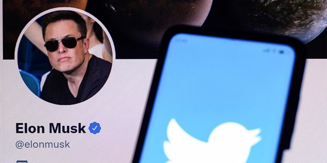 На этой фотоиллюстрации логотип Twitter отображается на смартфоне с использованием официального профиля Илона Маска в Twitter.