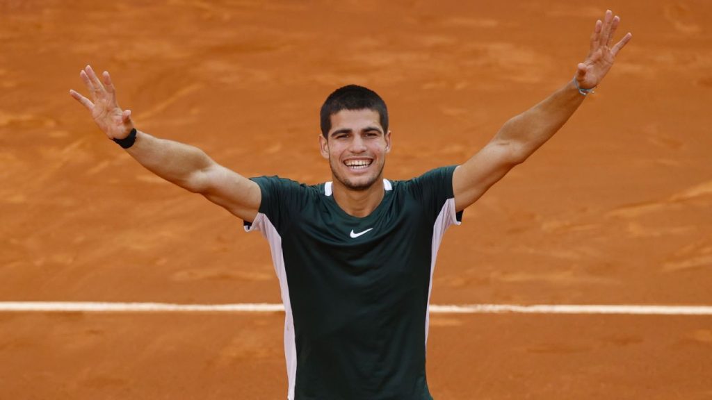 Карлос Алькарас победил теннисиста номер один в мире Новака Джоковича и вышел в финал Madrid Open.