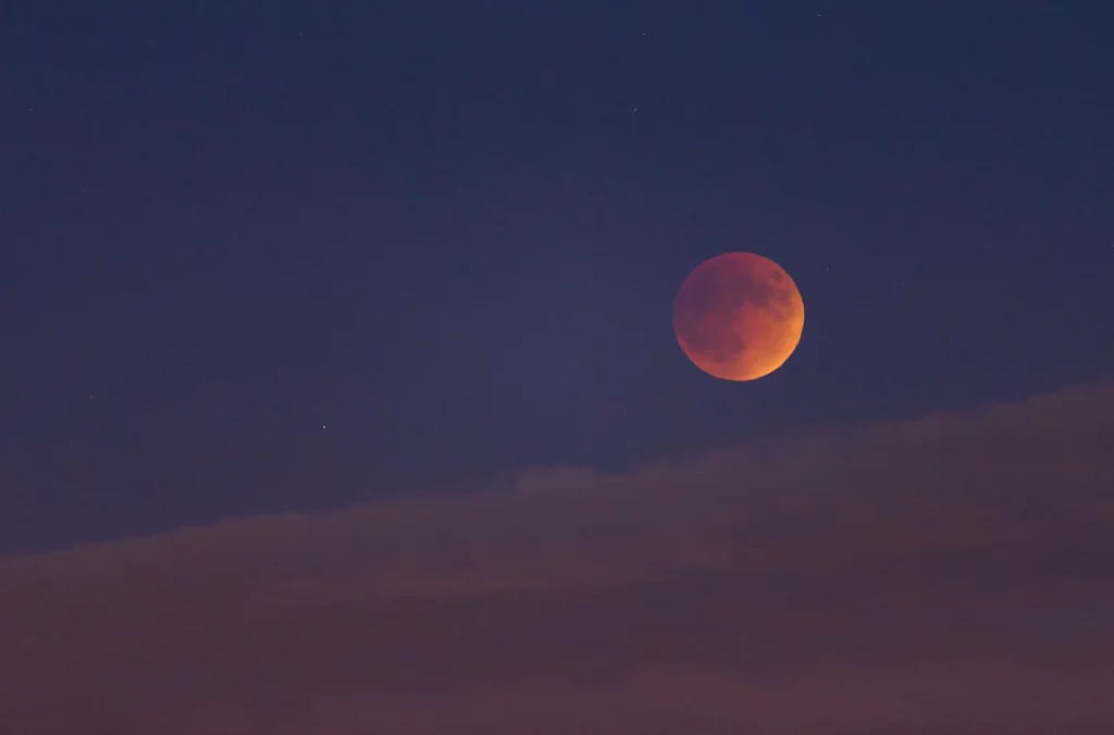 Луна станет красной во время полного лунного затмения в ночь на воскресенье