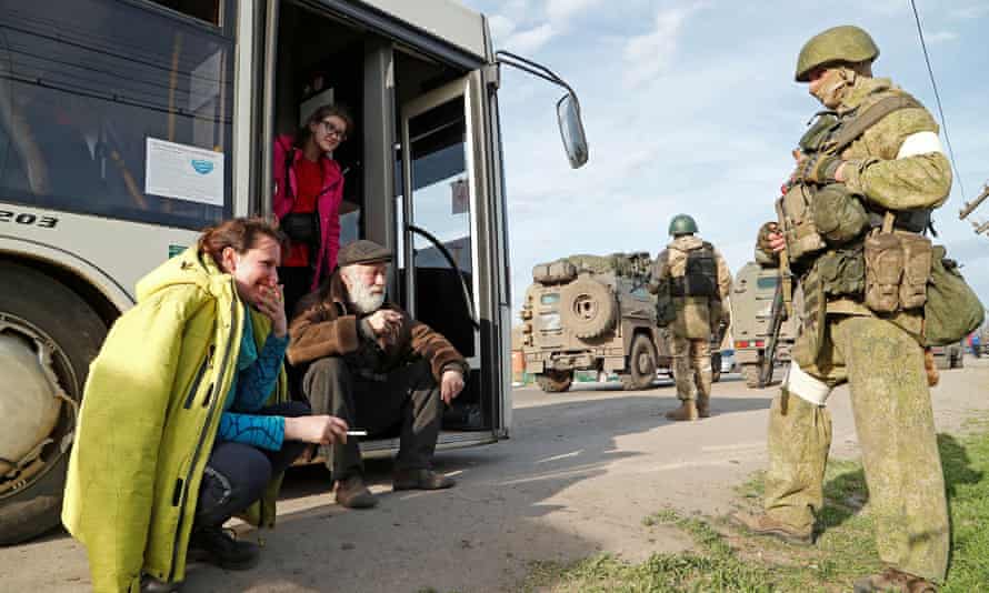Наталья Усманова с другими эвакуированными возле временного приюта в селе Бизимены в Донецке.