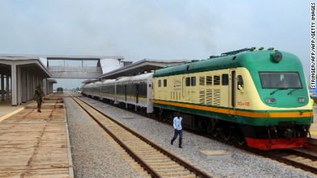 Президент Нигерии заявил, что жертвы поезда-засады используются похитителями в качестве живого щита