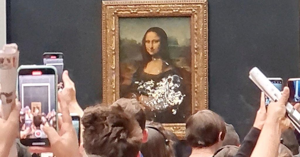 Мона Лиза размазывает торт в знак протеста против изменения климата в Лувре.