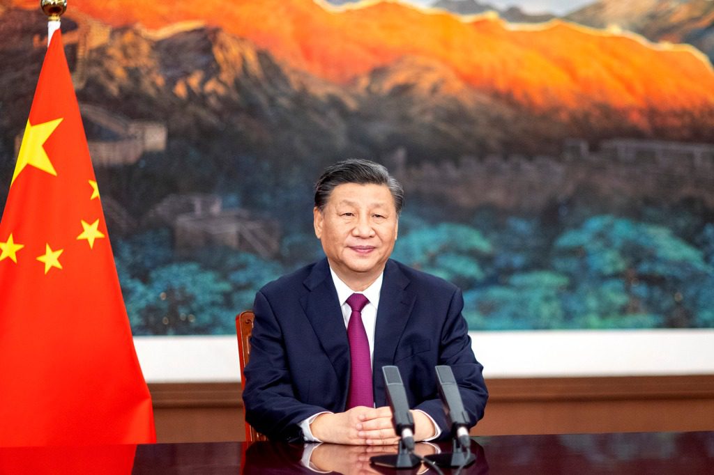 Председатель КНР Си Цзиньпин выступает с видеообращением на открытии встречи министров иностранных дел стран БРИКС.