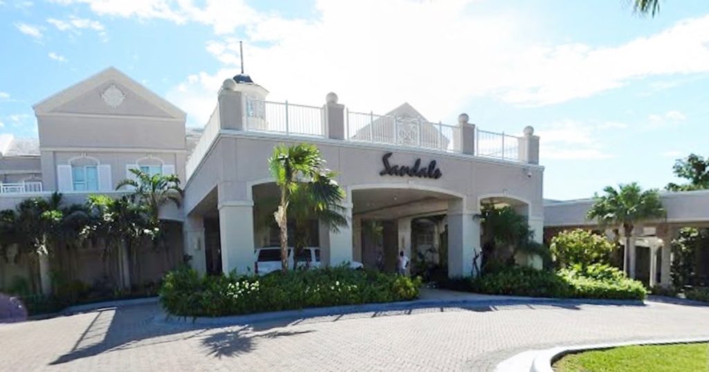 Трое американцев найдены мертвыми на курорте Sandals на Багамах, четвертый в больнице