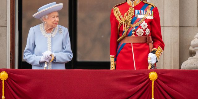 Королева Елизавета и принц Эдуард, герцог Кентский, наблюдают за парадом в честь дня рождения королевы из Букингемского дворца.